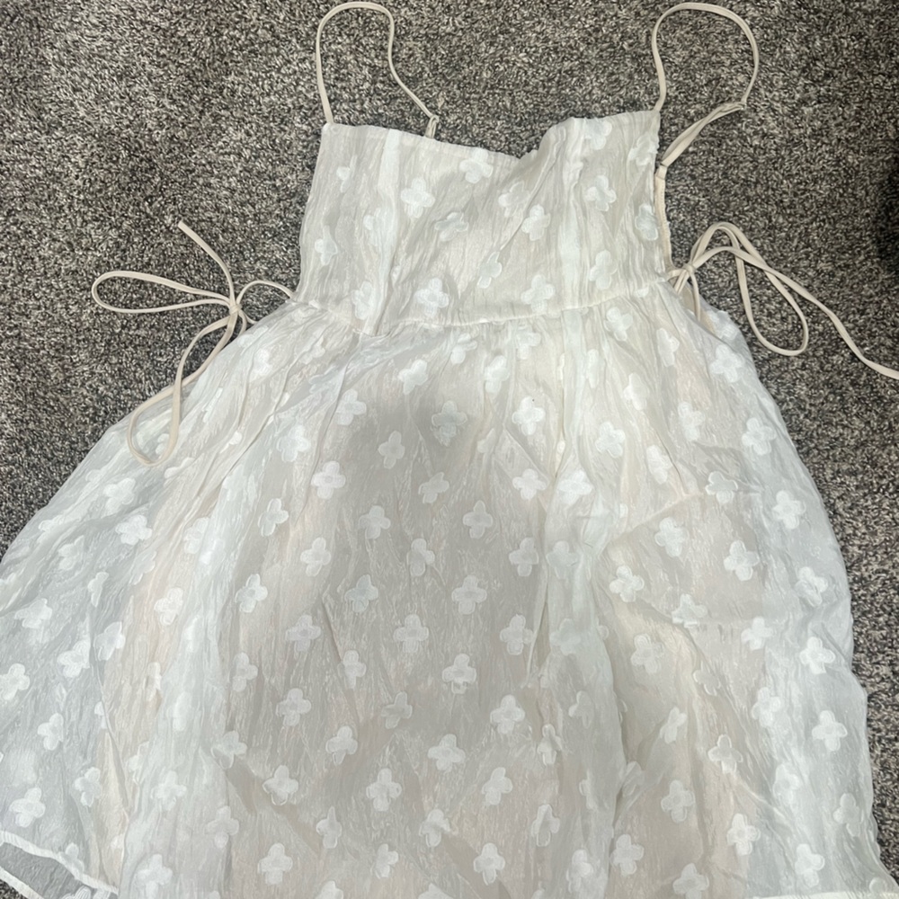 Lucky in the sky white dress with flowers